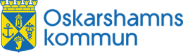 Kommunvapnet i blått och gult med blå text Oskarshamns kommun på två rader bredvid.
