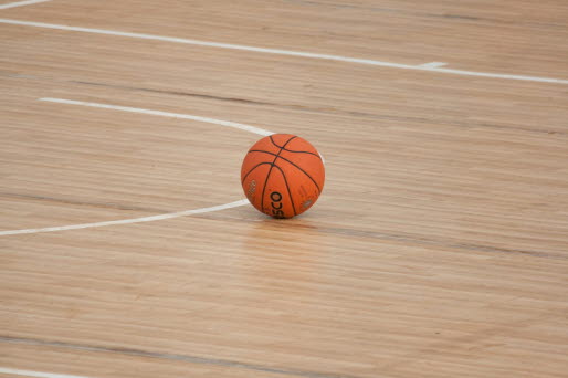 En basketboll på en tom plan