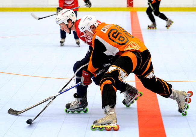 Inlineshockeyspelare under match i ishallen Arena Oskarshamn.