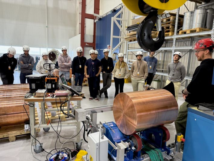 En grupp studenter på studiebesök på en industri.