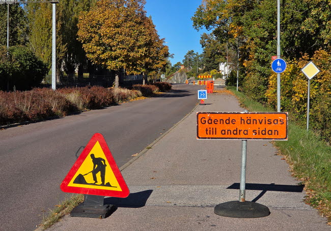 Vägmärken på en gata enligt TA-plan som visar hur trafiken påverkas.