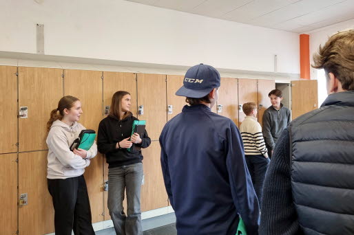 En grupp grundskoleelever umgås i skolkorridoren.