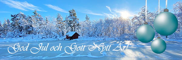 Vinterlandskap i bakgrunden. Blå julgranskulor och texten God Jul och Gott Nytt År i förgrunden.