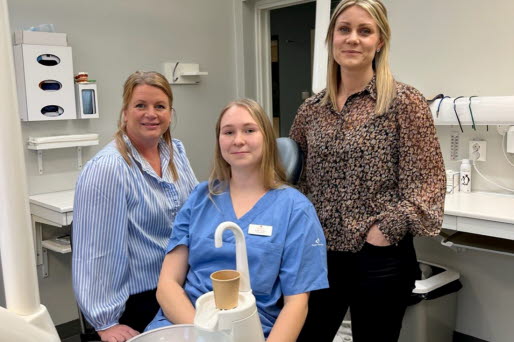 Karolinda Gandskog från Region Kalmar län, tandhygienst Jennie Törnblad och Elin Bergstrand från Nova.