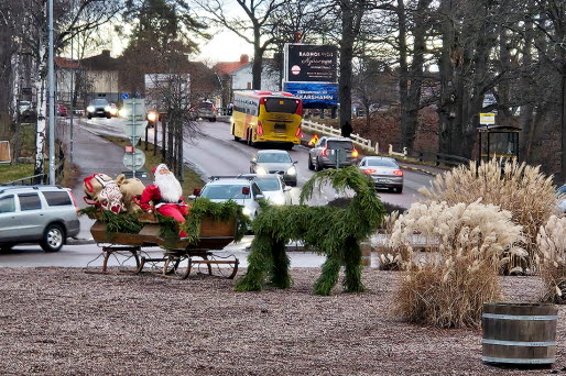 Julutsmyckning med tomte och släde i rondellen.