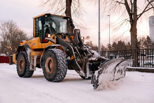 Snöröjningsfordon i arbete.