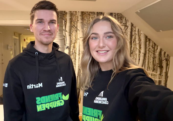 Ungdomscoaherna med tröjor som det strå Friendsgruppen på.