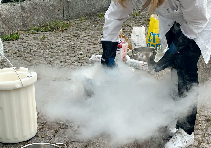 En person genomför ett experiment med rök.