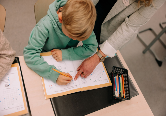 Ett barn som studerar