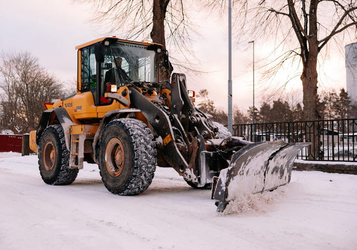 Snöröjningsfordon i arbete.