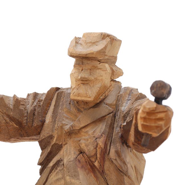 Ropar-Olle närbild med klubban Döderhultare