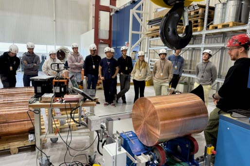 En grupp studenter på studiebesök på en industri.