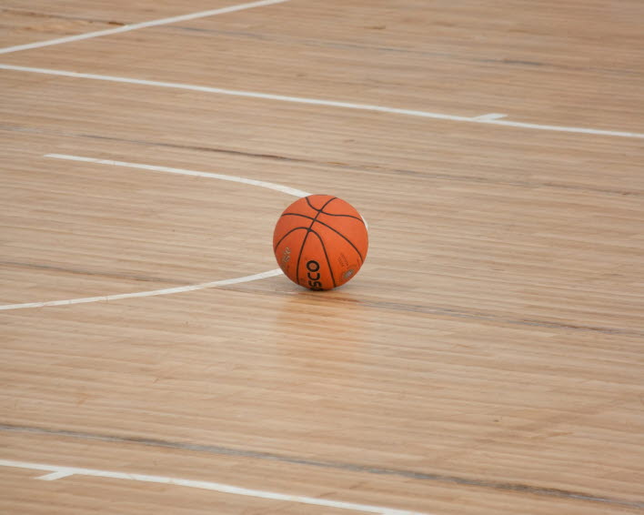 En basketboll på en tom plan