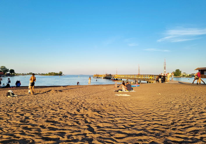 Sandstrand en sommardag med människor som solar.